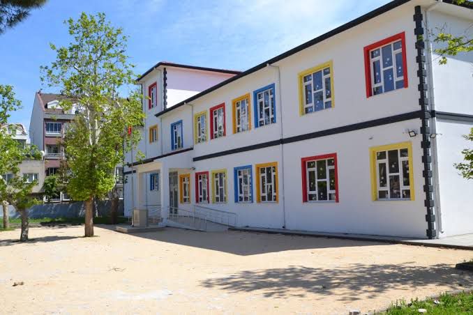 Bandırma 600 Evler Mahallesi Anaokulu Velilerinin Maddi Yük Şikayeti 600 Evler Mahallesi Anaokulu ve Okul Müdürü Hande Baş hakkında