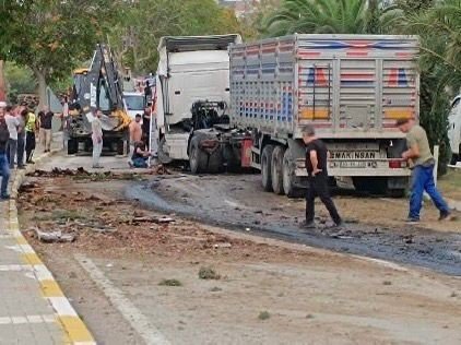 Balıkesir Erdek’te orta refüjü aşan tır karşı şeride geçti, sürücü yaralandı Balıkesir'in Erdek ilçesinde meydana gelen trafik kazasında muhtemel bir faciadan