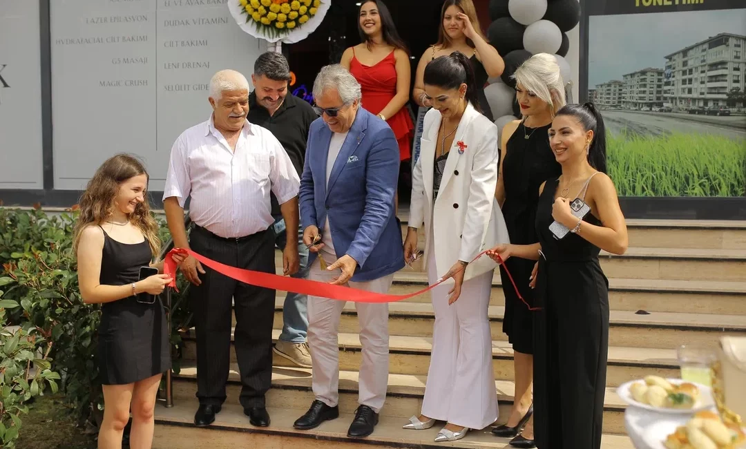 Bandırma’nın İlk Solaryum ve Güzellik Merkezi Açıldı Bandırma'nın Pasakent Mahallesi, Erdek Caddesi'nde (No: 34/21C) hizmete giren Özlem