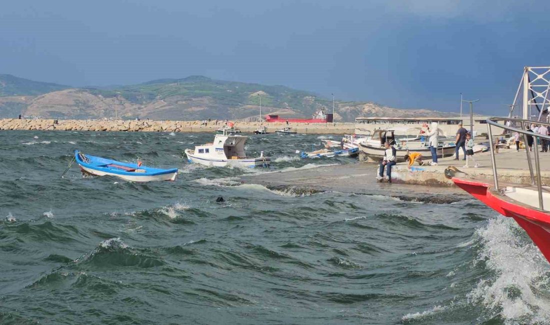 Balıkesir’in Bandırma ilçesinde öğleden sonra başlayan fırtına 15.00 sularında daha