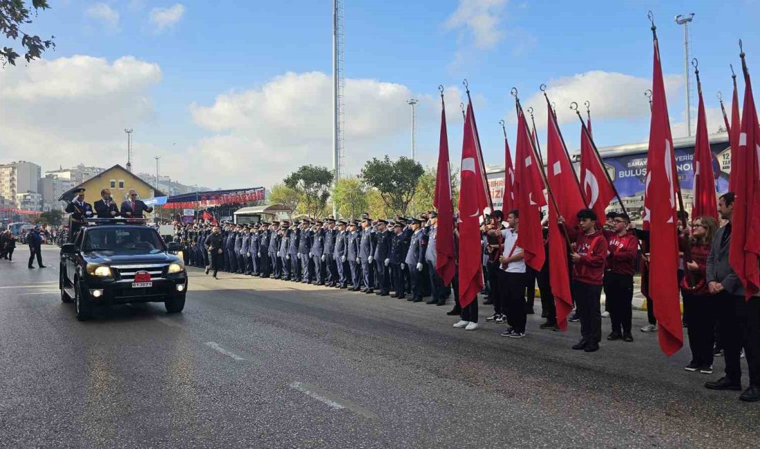 Balıkesir’in Bandırma ilçesinde Cumhuriyet’in 101’inci yılı, Bandırma’da düzenlenen resmi törenle