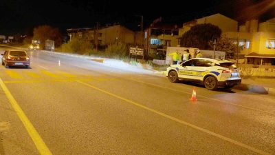 Balıkesir’in Edremit ilçesinde karşıdan karşıya geçmek isteyen yayaya plakası belirlenemeyen