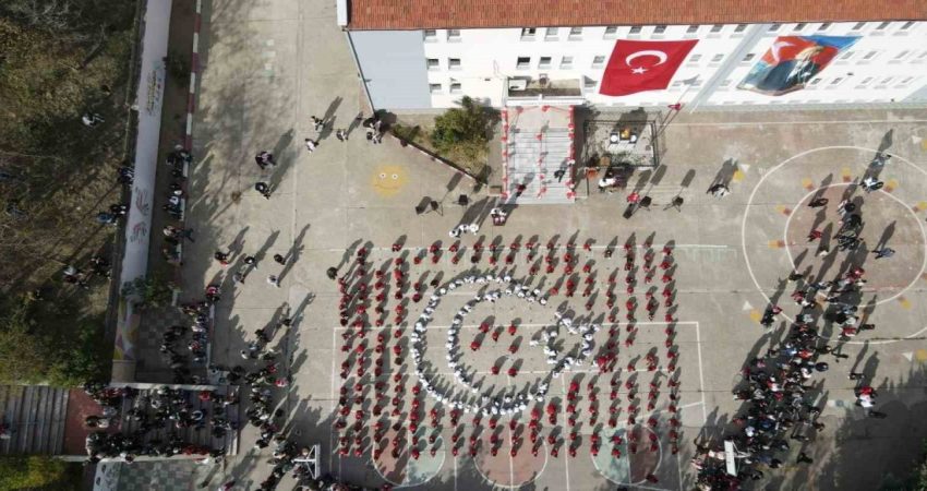Bandırma’da öğrenciler “Ay Yıldız ” kareografisi oluşturdu Balıkesir’in Bandırma ilçesinde, Ticaret Borsası İlkokulu ve Ortaokulu öğrencileri, Cumhuriyet’in