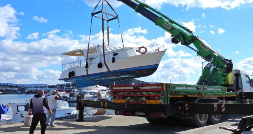 Erdek’te Çekek Yeri Hareketlendi: Tekneler Yeni Sezona Hazırlanıyor Balıkesir’in Erdek ilçesinde yaz sezonunun sona ermesiyle, gezi ve olta