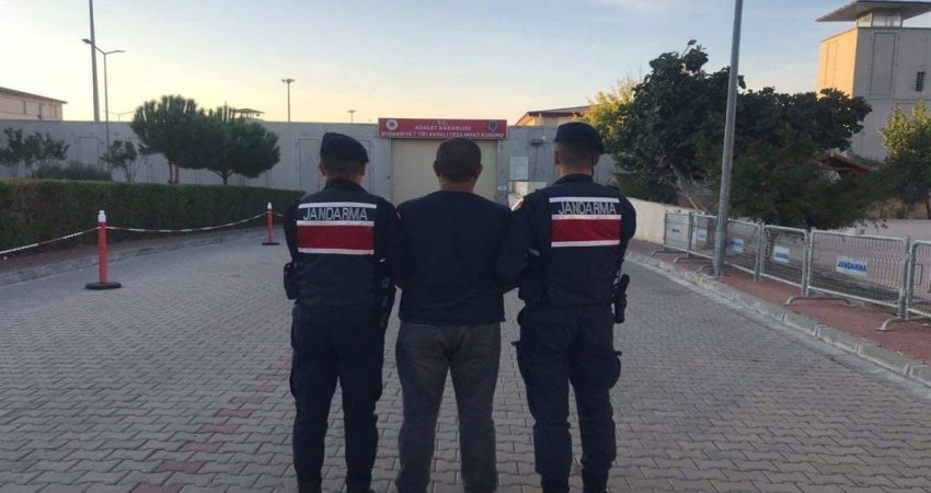 Dolandırıcılık sucunda hakkında 11 yıl hapis cezası bulunan şahıs jandarma tarafından yakalandı Balıkesir’in Edremit ilçesinde hakkında dolandırıcılık suçundan 11 yıl 5 ay