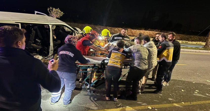Balıkesir'in Edremit ilçesinde devrilen Volkswagen marka minibüste 1 kişi öldü,