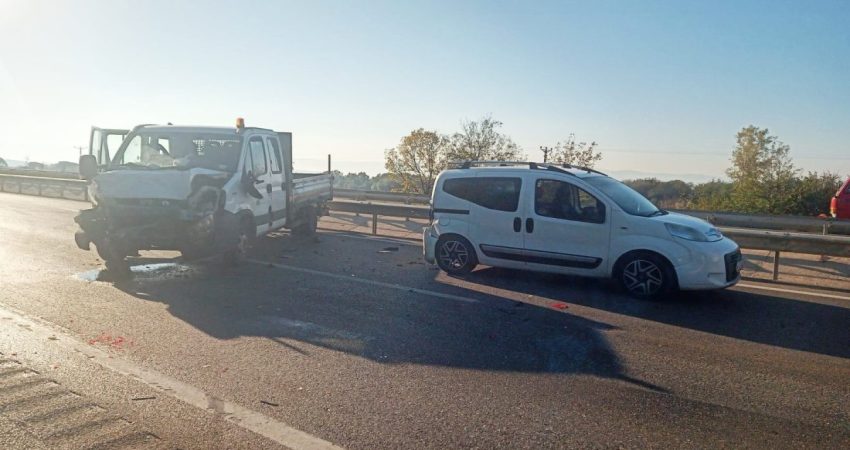 Karacabey’de zincirleme kaza: 9 yaralı Bursa'nın Karacabey ilçesinde 3 aracın karıştığı zincirleme trafik kazasında 9