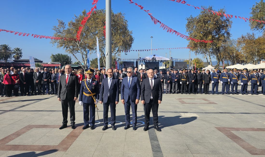 Bandırma’da 29 Ekim Cumhuriyet Bayramı coşkusu Cumhuriyetin kuruluşunun 101. yılı kutlamaları, Bandırma Cumhuriyet Meydanındaki çelenk töreniyle