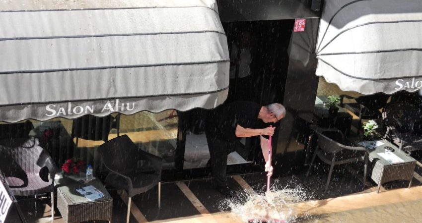 Erdek’te 10 dakikalık yağış sonrası altyapı sorunu yine gündemde Balıkesir’in Erdek ilçesinde yaşanan son yağış, ilçenin yıllardır süregelen altyapı