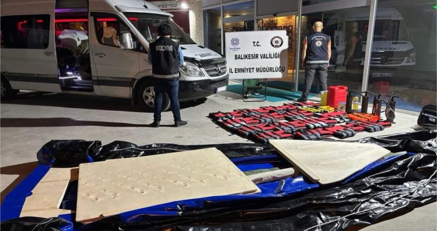 Susurluk’ta Göçmen Operasyonu: 17 Düzensiz Göçmen Yakalandı, 4 Organizatör Gözaltında Balıkesir’in Susurluk ilçesinde düzenlenen operasyonda, Avrupa’ya yasa dışı yollarla geçmeye