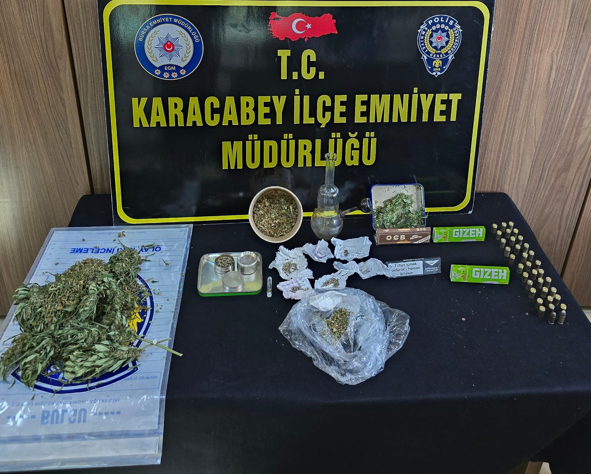 Karacabey'de düzenlenen uyuşturucu operasyonunda gözaltına alınan şüpheli F.Y. (43) çıkarıldığı