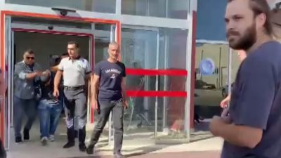 Balıkesir'in Ayvalık ilçesinde bir kişi balyozla Atatürk anıtına çıkınca ortalık
