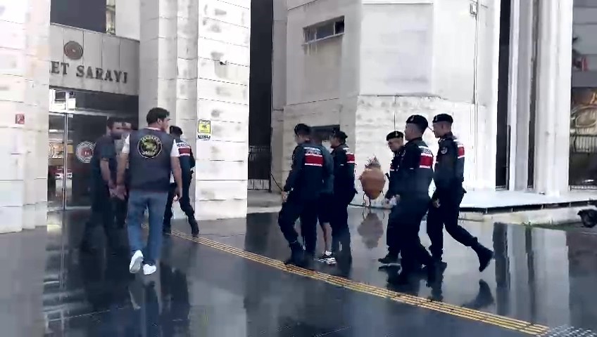 Balıkesir’de kayınvalidesini ve baldızını öldüren, eşini ve kayınpederini de yaralayan zanlı tutuklandı Balıkesir'in Edremit ilçesinde tartıştığı kayınvalidesini ve baldızını bıçaklayarak öldüren, eşi