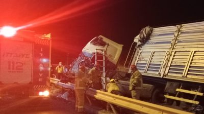 Balıkesir'in Bandırma ilçesinde, Erdek istikametine gitmekte olan kamyon kavşakta yoldan