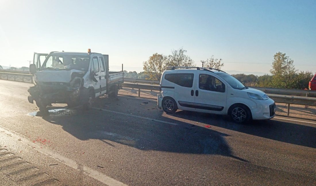 Karacabey’de zincirleme kaza: 9 yaralı Bursa'nın Karacabey ilçesinde 3 aracın karıştığı zincirleme trafik kazasında 9