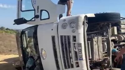 Balıkesir'in Gönen ilçesi çevre yolunda seyit halinde olan çeltik yüklü