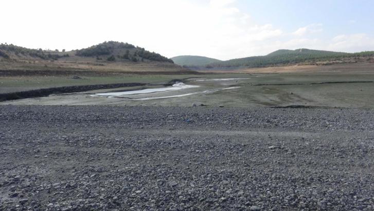 Barajda su seviyesi düştü, eski kara yolu ve köy kalıntıları ortaya çıktı Balıkesir’in içme ve sulama suyu ihtiyacını karşılayan İkizcetepeler Barajı'nda su