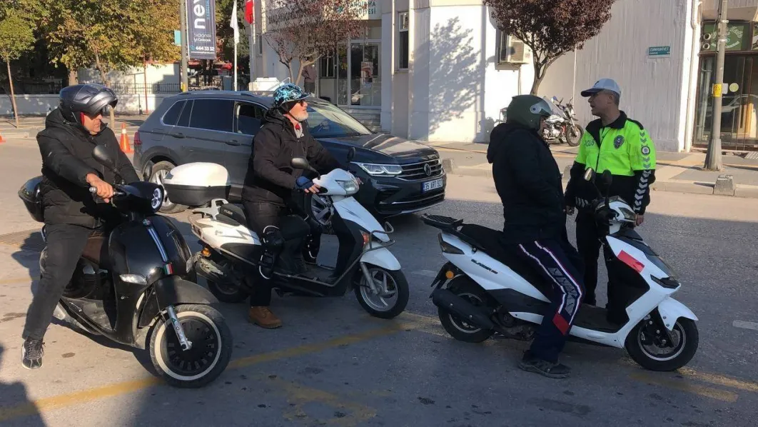 Bandırma’da motosiklet ve motorlu bisiklet denetimlerinde 684 araca cezai işlem uygulandı Bandırma İlçe Emniyet Müdürlüğü ekipleri, 01-30 Eylül 2024 tarihleri arasında