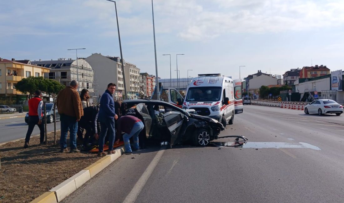 Balıkesir'in Bandırma ilçesinde Atatürk Caddesi üzerinde tek taraflı trafik kazası