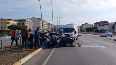 Balıkesir'in Bandırma ilçesinde Atatürk Caddesi üzerinde tek taraflı trafik kazası