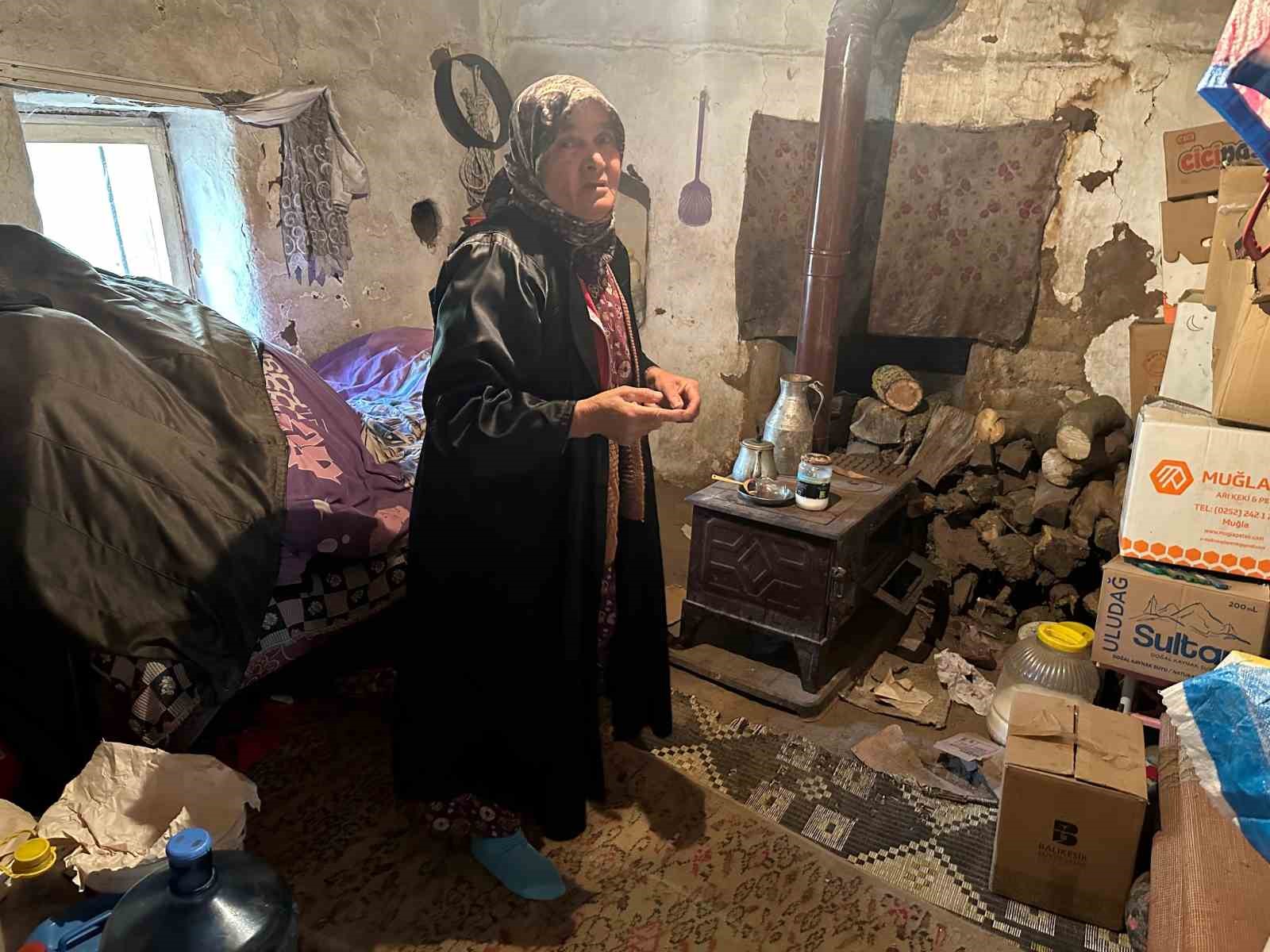 Balıkesir’in Karesi ilçesinde konuşma ve duyma güçlüğü çeken yaşlı kadın,