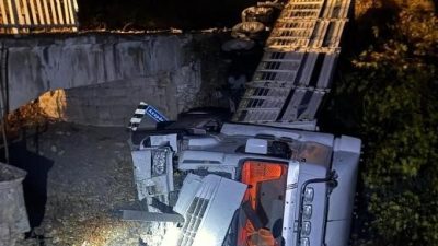 Balıkesir’in Balya ilçesinde tırın köprüden aşağıya uçtuğu kazada sürücü yaralandı.