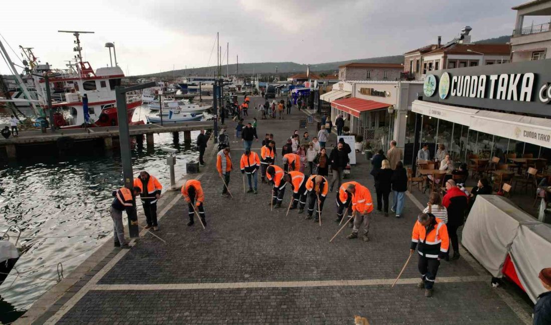 Balıkesir’in Ayvalık ilçesi Cunda (Alibey) Adası’nda, yere çöp ve izmarit