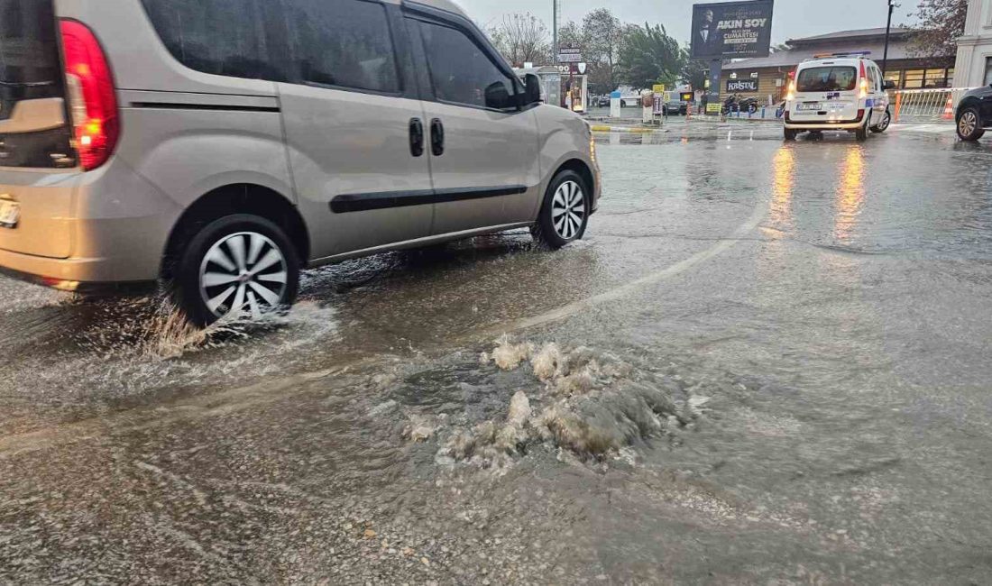 Balıkesir’in Bandırma ilçesinde sabah saatlerinde etkili olan yoğun sağanak yağış,