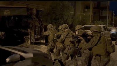 Balıkesir’in Edremit ilçesinde organize suç örgütüne yönelik yapılan operasyonda gözaltına