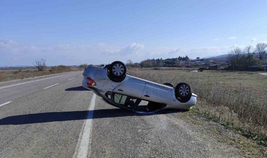 Balıkesir’in Manyas ilçesinde meydana gelen trafik kazasında takla atan otomobilde