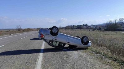 Balıkesir’in Manyas ilçesinde meydana gelen trafik kazasında takla atan otomobilde