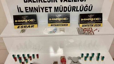 Balıkesir’de narkotik ekipleri tarafından gerçekleştirilen operasyonda çok sayıda uyuşturucu madde