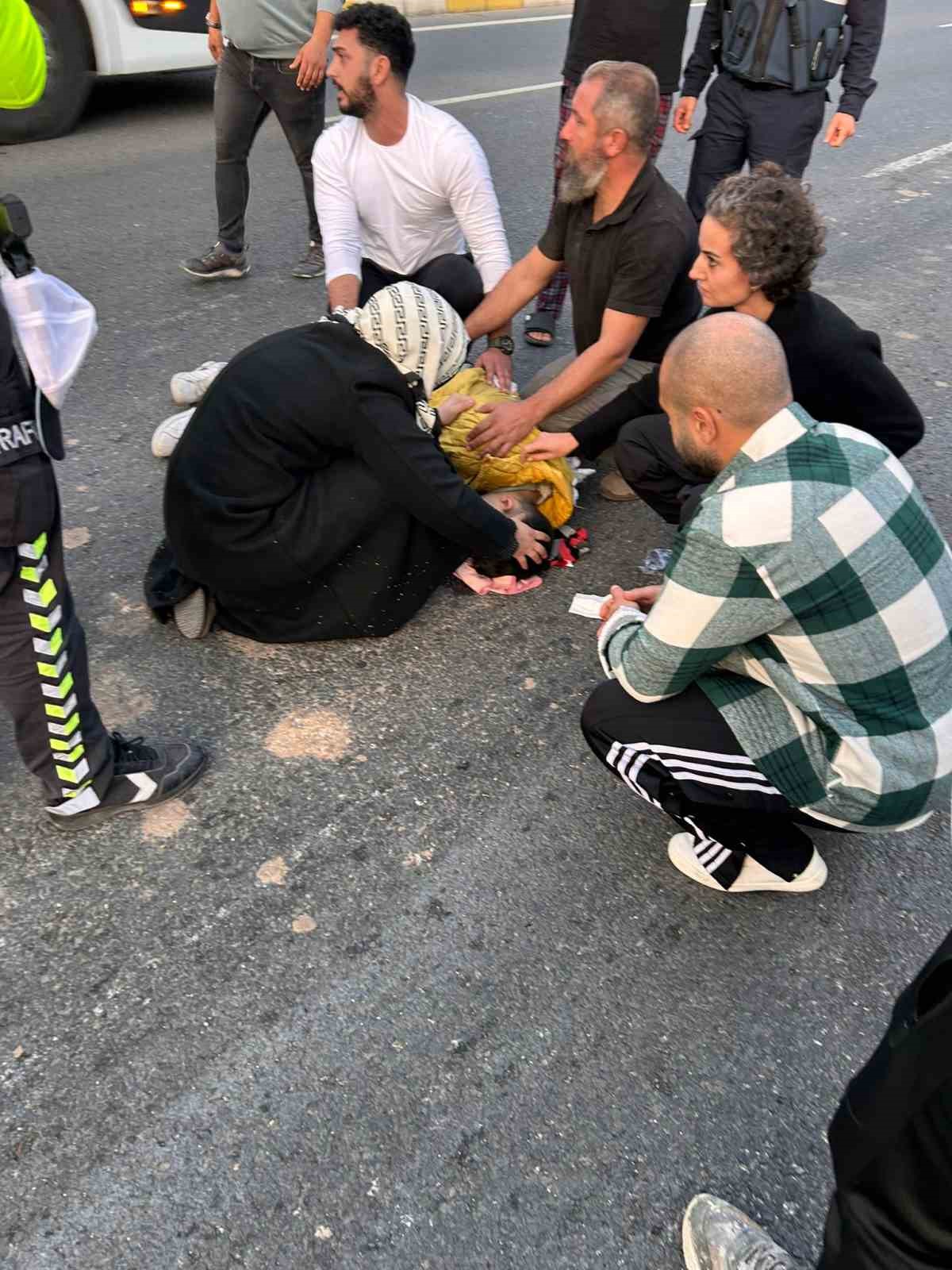 Balıkesir’in Edremit ilçesinde yaya geçidinde, karşıdan karşıya geçmekte olan 16
