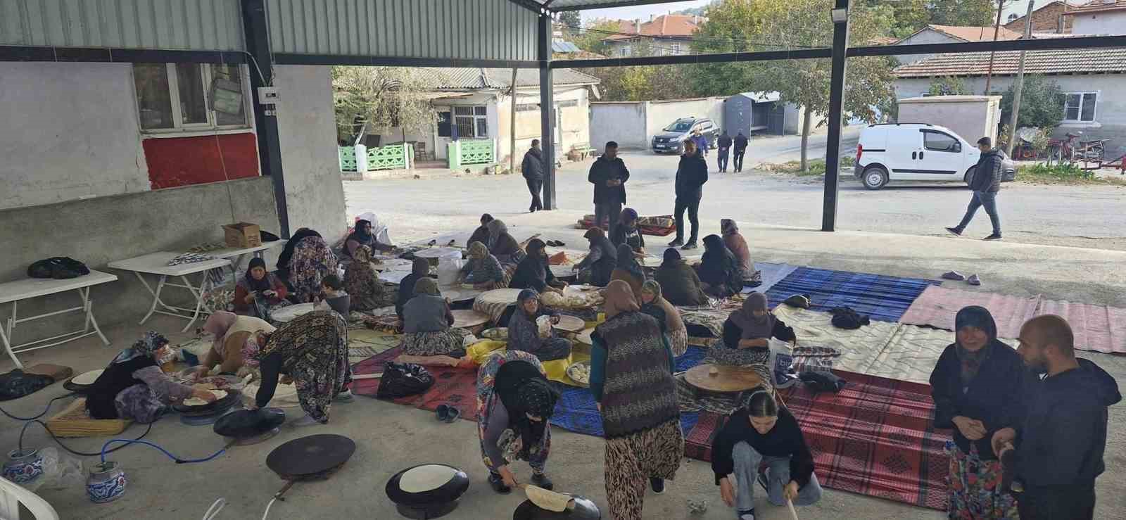 Balıkesir Bigadiç’in ilçesinde çiftçiler ve halk yağmur duasına çıktı.