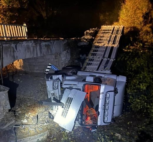Balıkesir’in Balya ilçesinde tırın köprüden aşağıya uçtuğu kazada sürücü yaralandı.