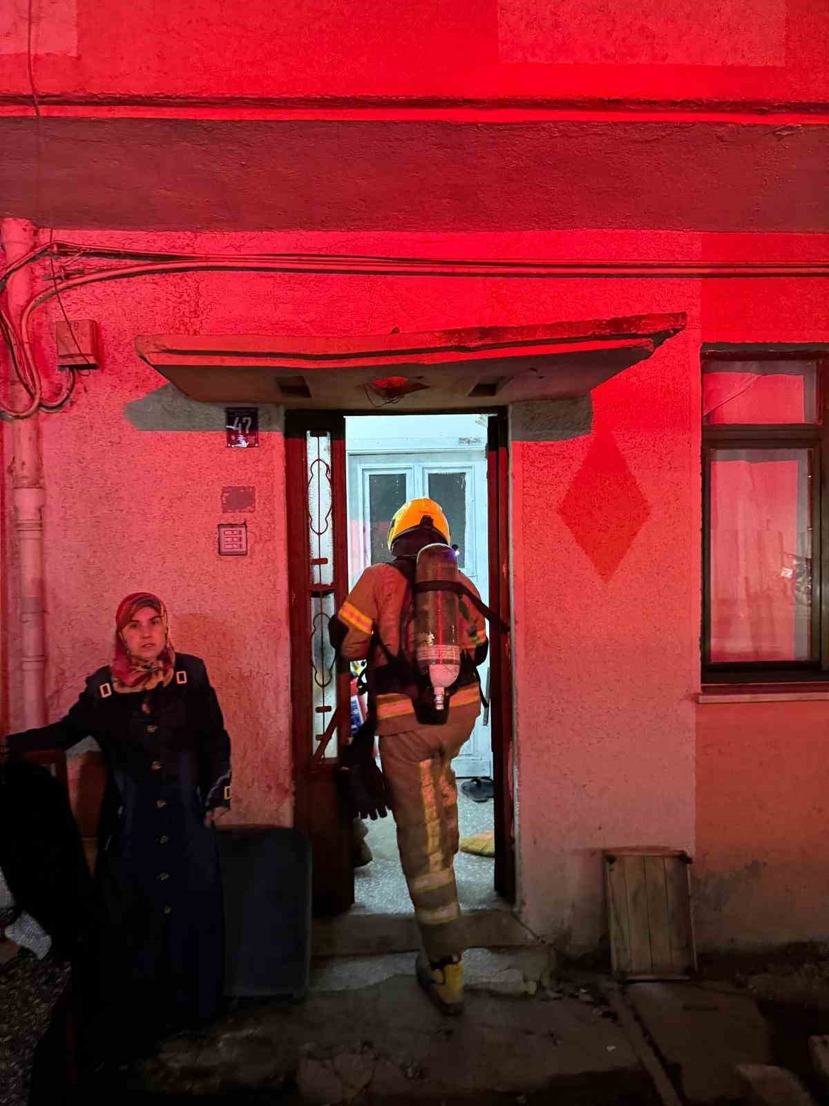 Balıkesir’in Bandırma ilçesinde, bir dairede elektrik aksamından kaynaklı küçük çaplı