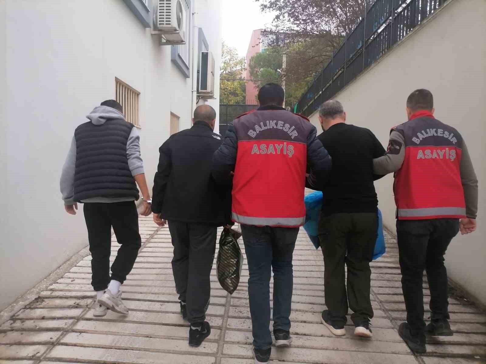 Balıkesir Valiliği koordinesinde polis ekipleri tarafından yapılan il genelindeki eş