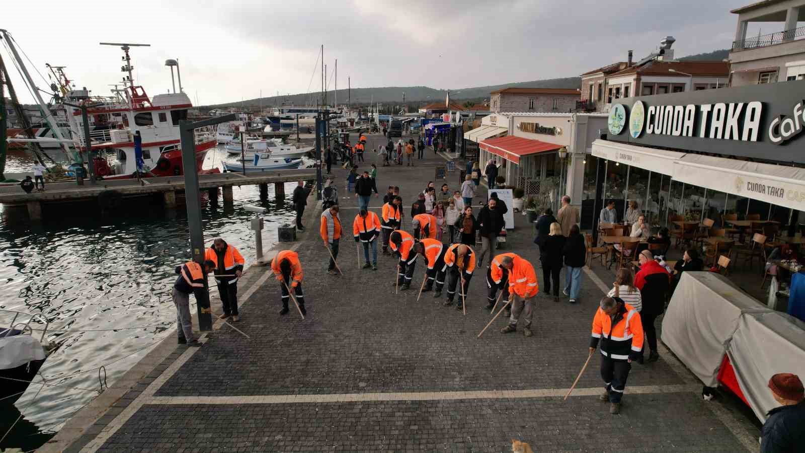 Balıkesir’in Ayvalık ilçesi Cunda (Alibey) Adası’nda, yere çöp ve izmarit