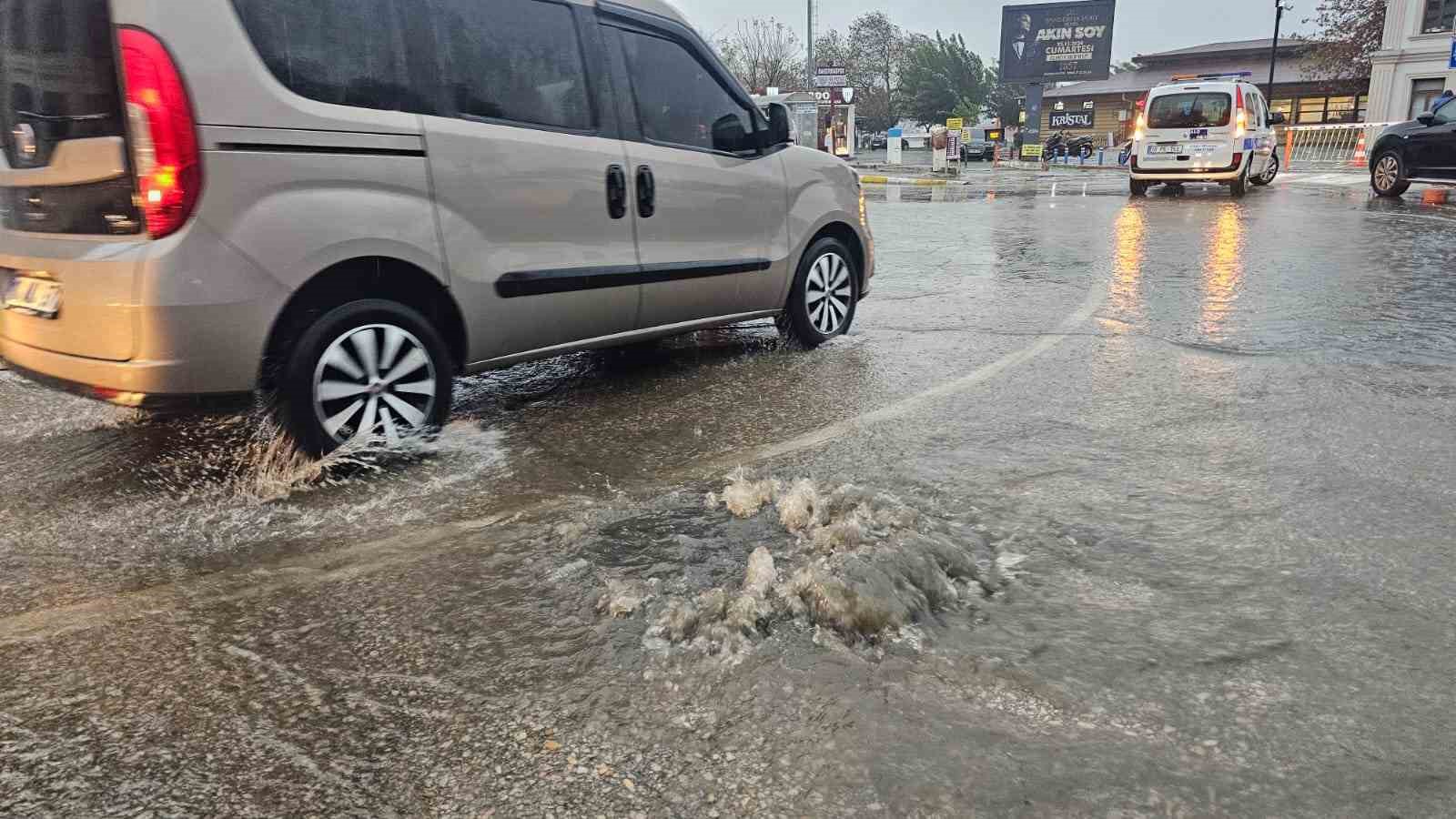 Balıkesir’in Bandırma ilçesinde sabah saatlerinde etkili olan yoğun sağanak yağış,