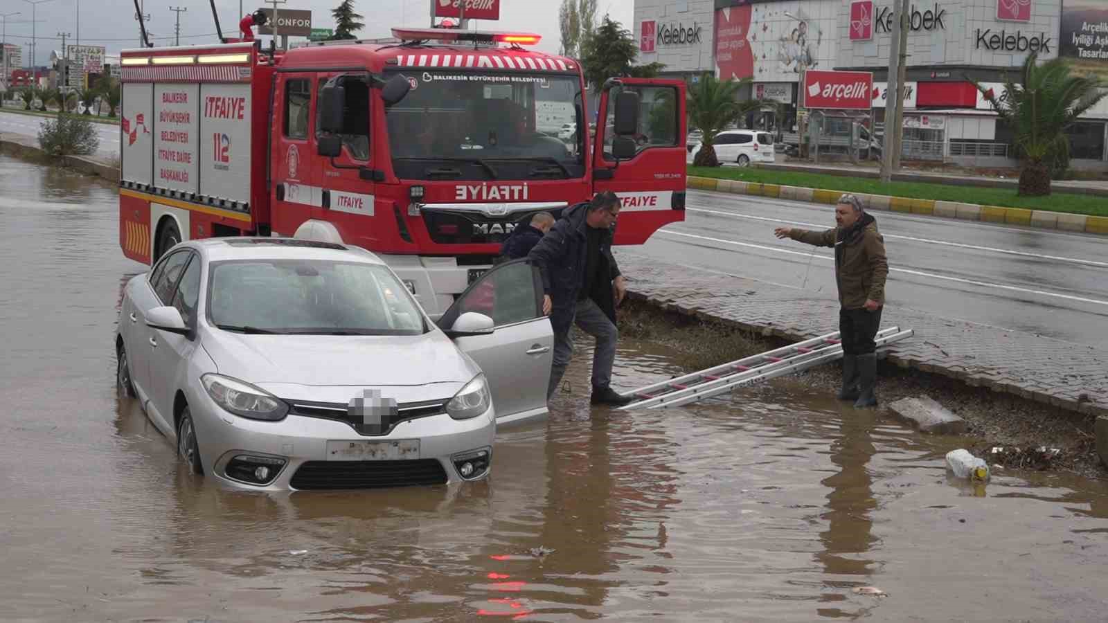 Balıkesir’in Edremit ilçesinde sabah saatlerinde etkili olmaya başlayan sağanak yağış