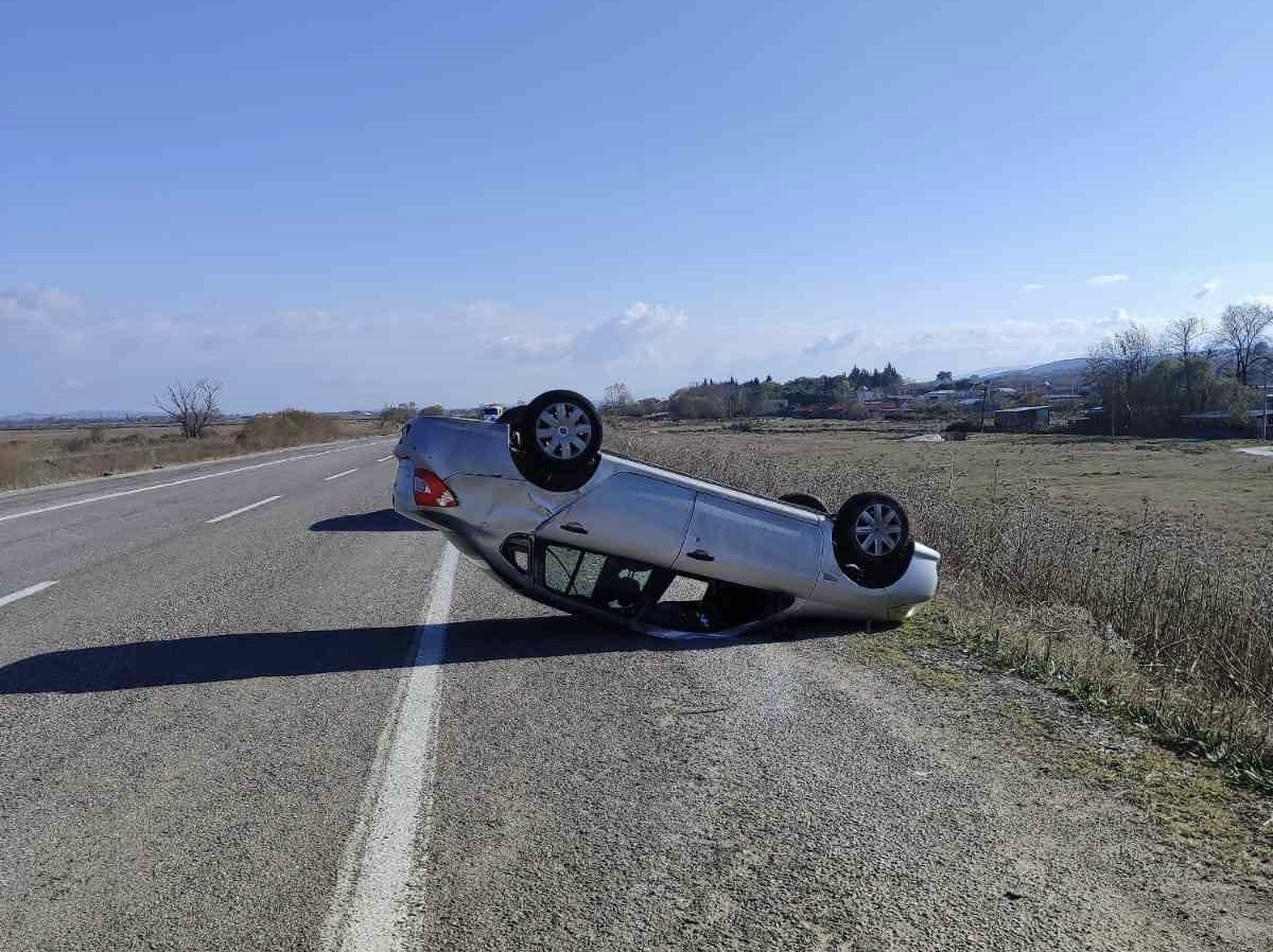 Balıkesir’in Manyas ilçesinde meydana gelen trafik kazasında takla atan otomobilde
