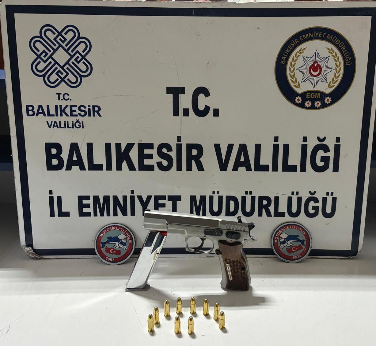 Balıkesir’de polis ekipleri tarafından yapılan uygulamalarda çok sayıda silah ve