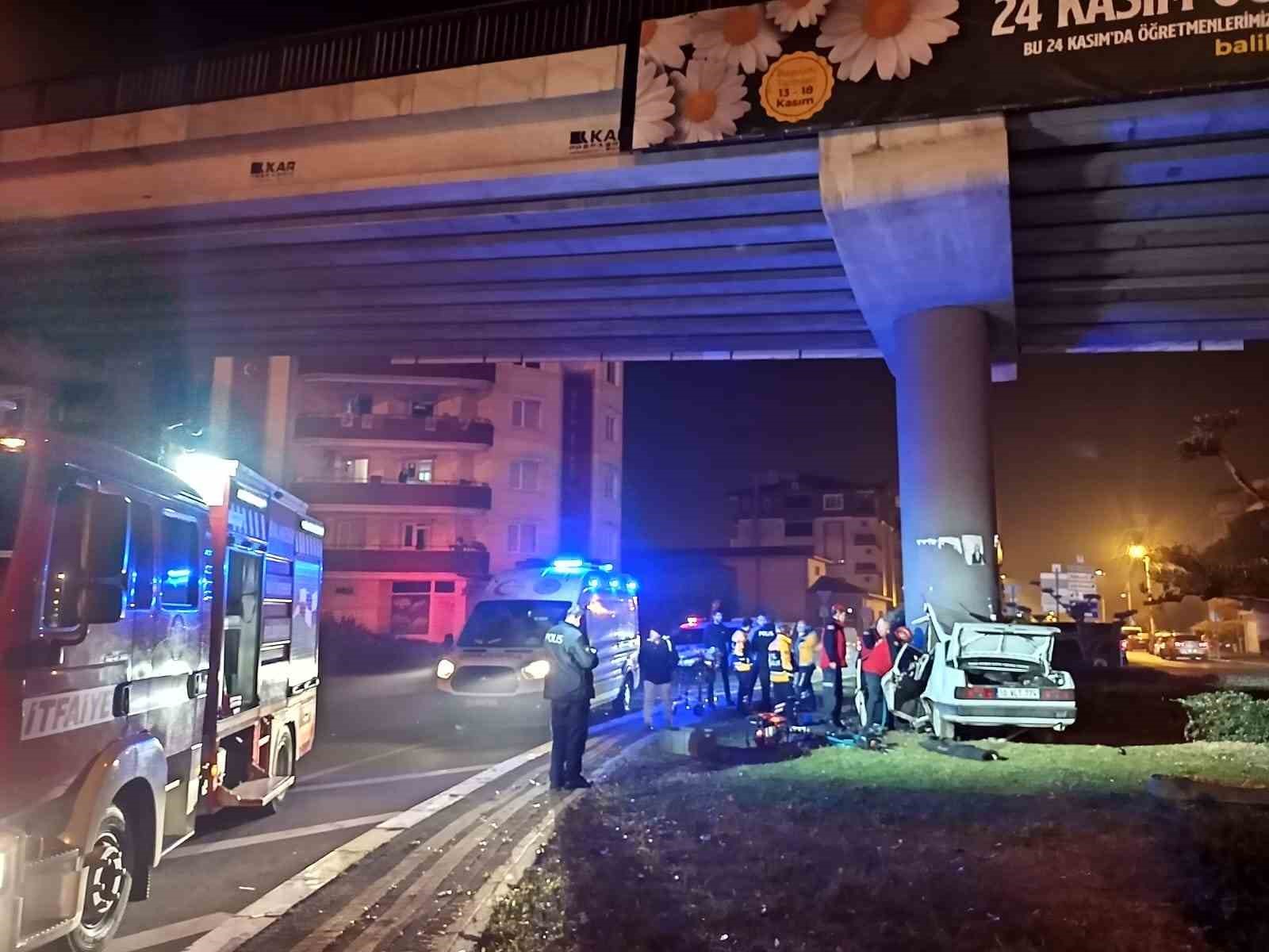 Balıkesir’de otomobiliyle üst geçit ayağına çarpan sürücü sıkışarak hayatını kaybetti.