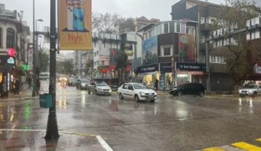 Balıkesir'in Bandırma ilçesi akşam saatlerinde etkili olan yoğun sağanak yağış