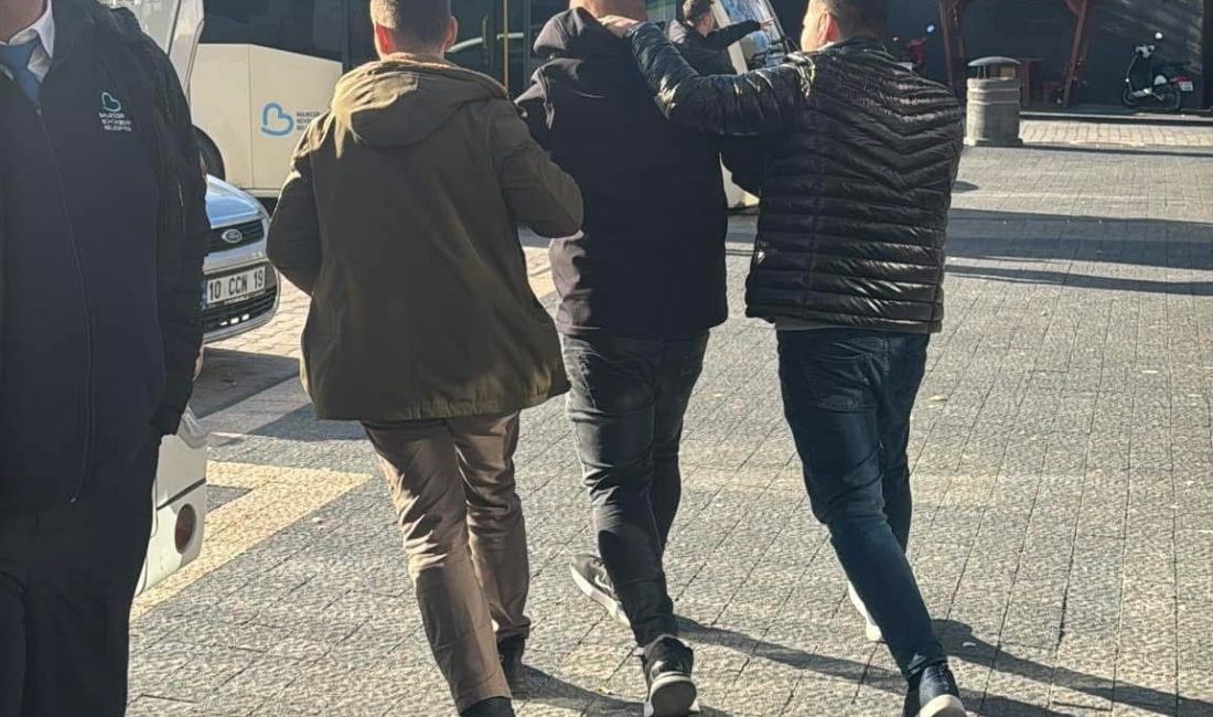 Balıkesir’in Gönen ilçesinde, askere gideceklerini söyleyerek vatandaşların milli duygularını istismar