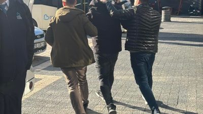 Balıkesir’in Gönen ilçesinde, askere gideceklerini söyleyerek vatandaşların milli duygularını istismar