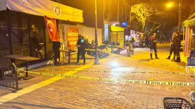 Balıkesir’in Erdek ilçesinde bulunan Beşiktaşlılar Derneği Lokali’ne, akşam saatlerinde silahlı