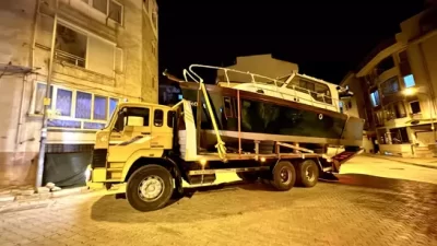 Balıkesir'in Erdek ilçesinde kabloları çekicinin taşıdığı tekneye takılan telefon direği,