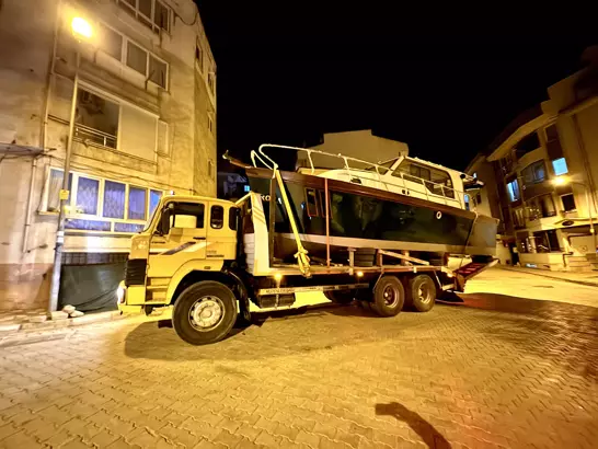 Balıkesir'in Erdek ilçesinde kabloları çekicinin taşıdığı tekneye takılan telefon direği,