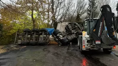 Balıkesir'de, park halindeki 4 araca çarpıp devrilen, sülfürik asit yüklü